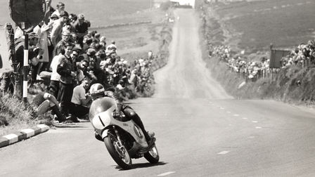3/4-Ansicht einer Honda Fireblade auf der Rennstrecke, mit Fahrer. Historisches Foto (Location).