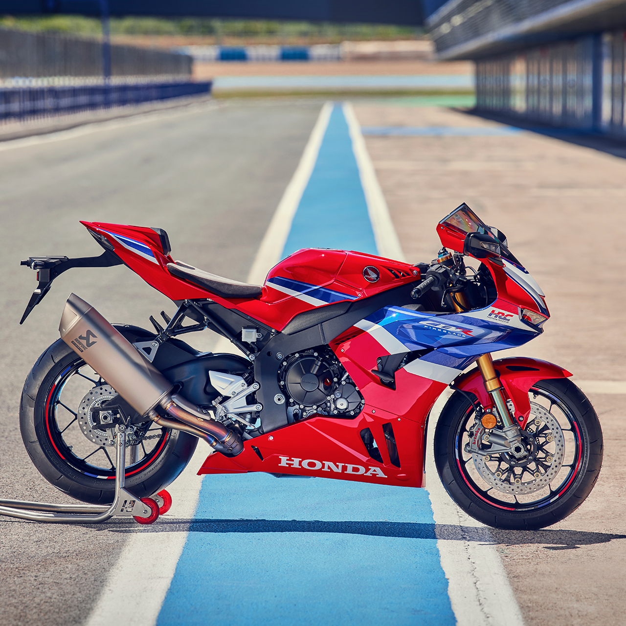 CBR600RR Seitenansicht, Honda CBR1000RR-R Fireblade auf der Rennstrecke. 