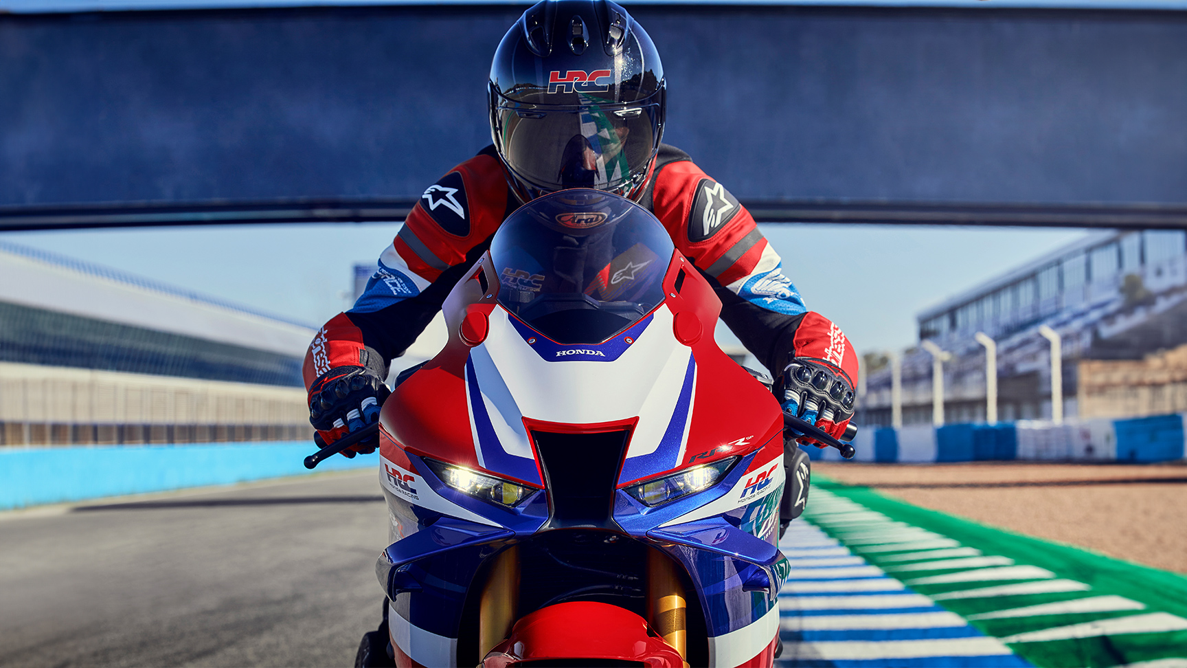 Nahaufnahme: Honda CBR1000RR-R Fireblade mit Fahrer auf der Rennstrecke, von vorne. 