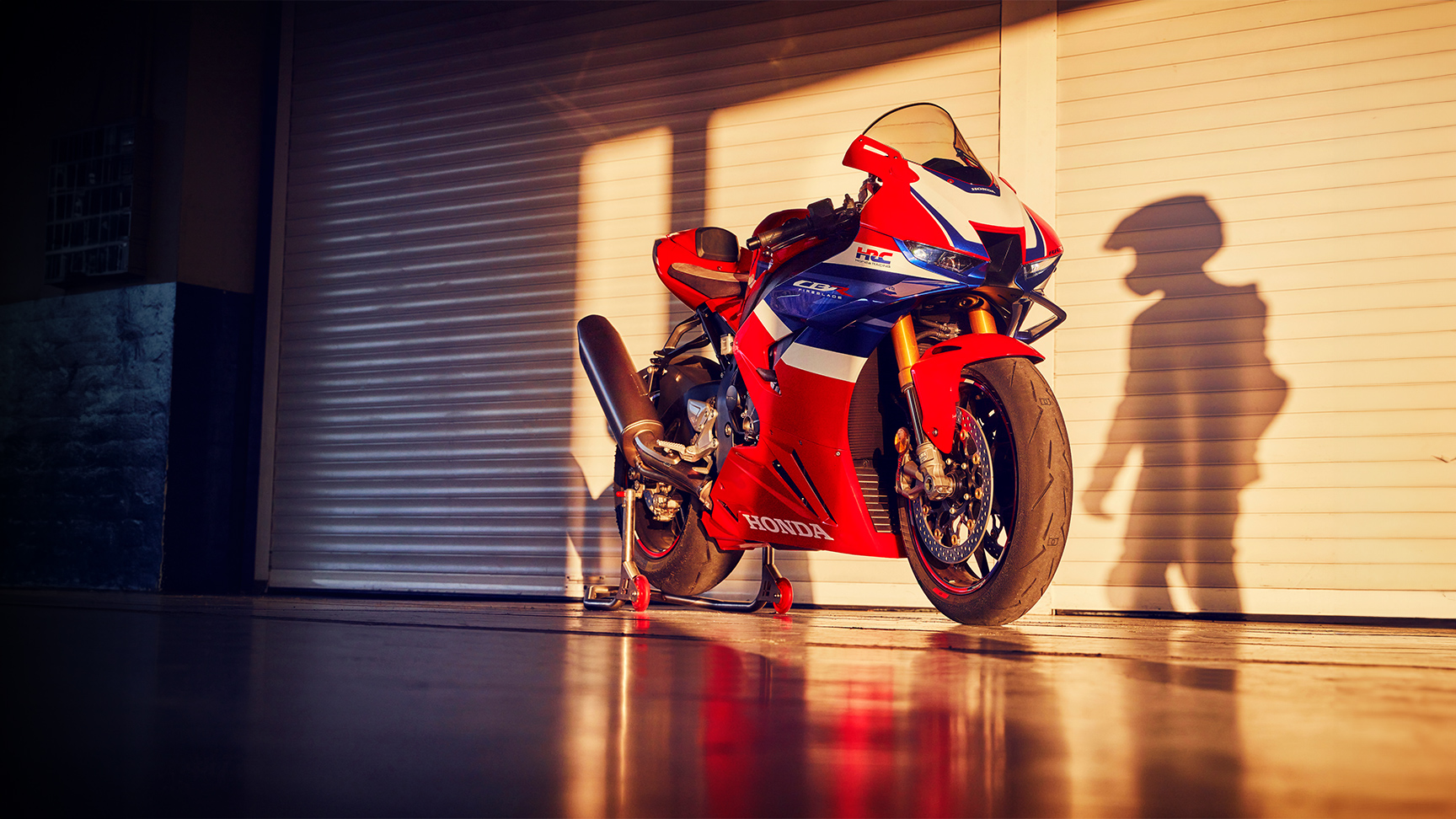 Honda CBR1100RR-R Fireblade in einer Garage.