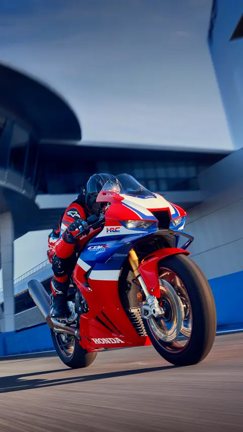 CBR1000RR-R Fireblade mit Fahrer auf der Rennstrecke.