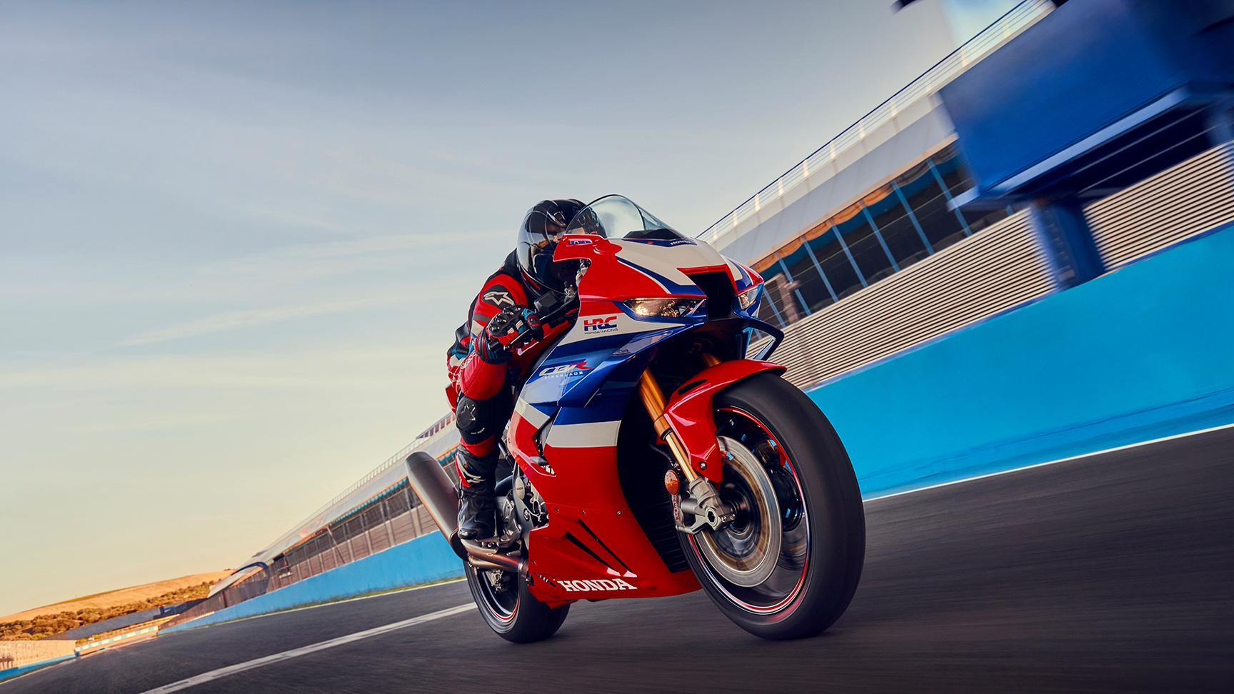 Honda CBR1000RR-R Fireblade mit Fahrer auf der Rennstrecke.