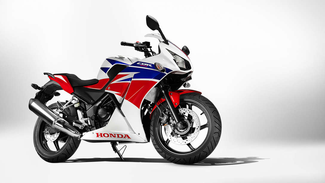CBR300R Supersport im Studio, Ross White (Tricolor), 3/4-Frontansicht