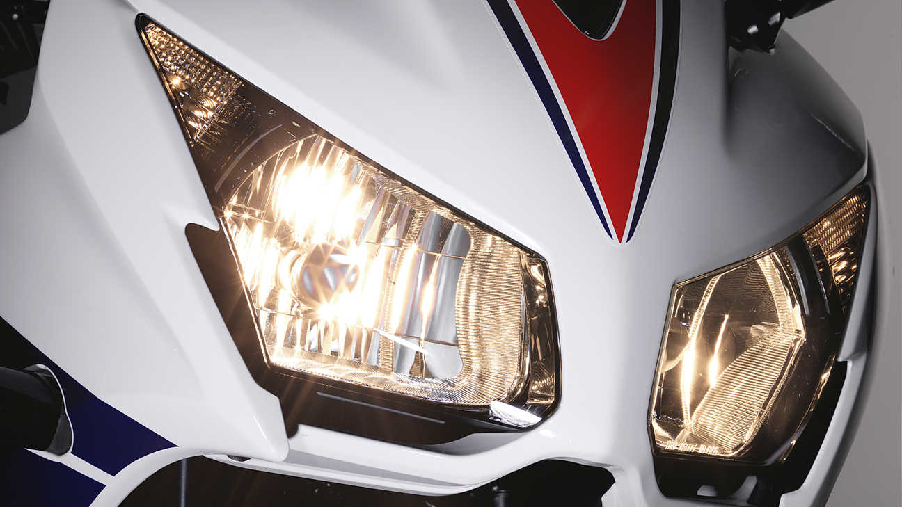 CBR300R Supersportl im Studio, Scheinwerfer, Detailansicht