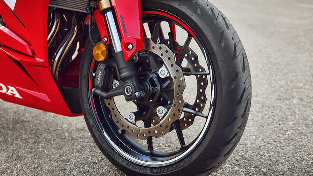 CBR500R, neue Doppelscheibenbremsen mit Radialbremssätteln am Vorderrad