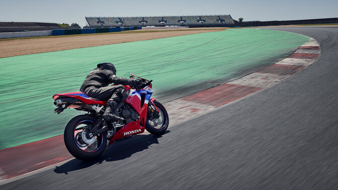 CBR600RR, Seitenansicht in Bewegung auf der Rennstrecke