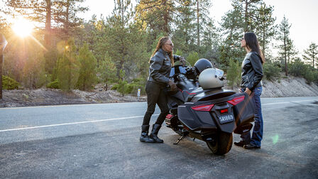 GL1800 Gold Wing statisch mit Fahrer und Sozius