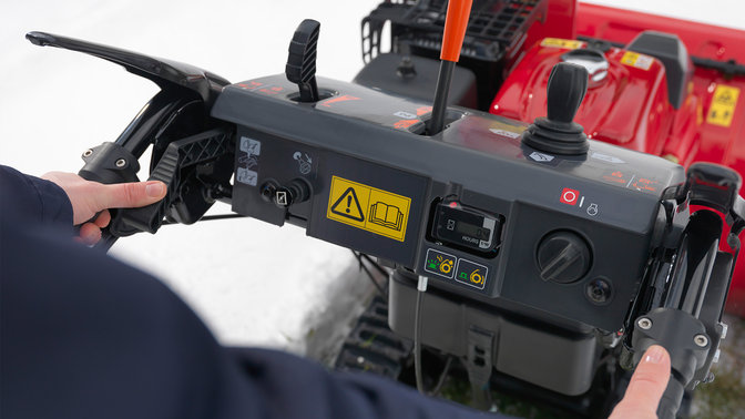 H&auml;nde, die den Schneefr&auml;sengriff halten