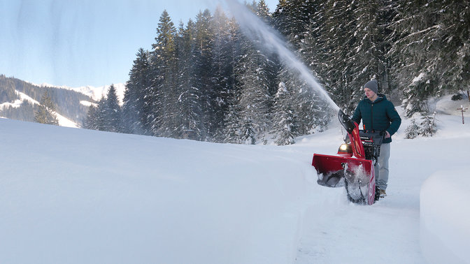 Fernaufnahme einer Schneefräse beim Einsatz im Tiefschnee