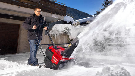 Einstufige Schneefräse, Einsatz nach Modell, Schneeumgebung.