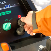 Hand an der Schneefr&auml;se 