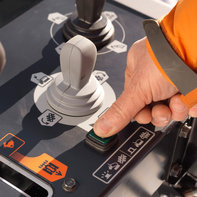 Hand an der Schneefr&auml;se