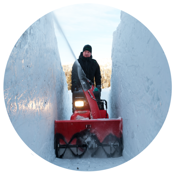 Schneefräse, Einsatz nach Modell, Schneeumgebung.