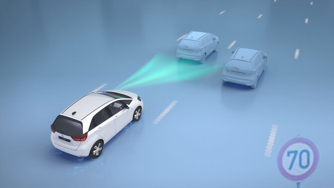 Honda während der Fahrt mit aktivierter Verkehrszeichenerkennung zur Erfassung der Geschwindigkeitsbegrenzung