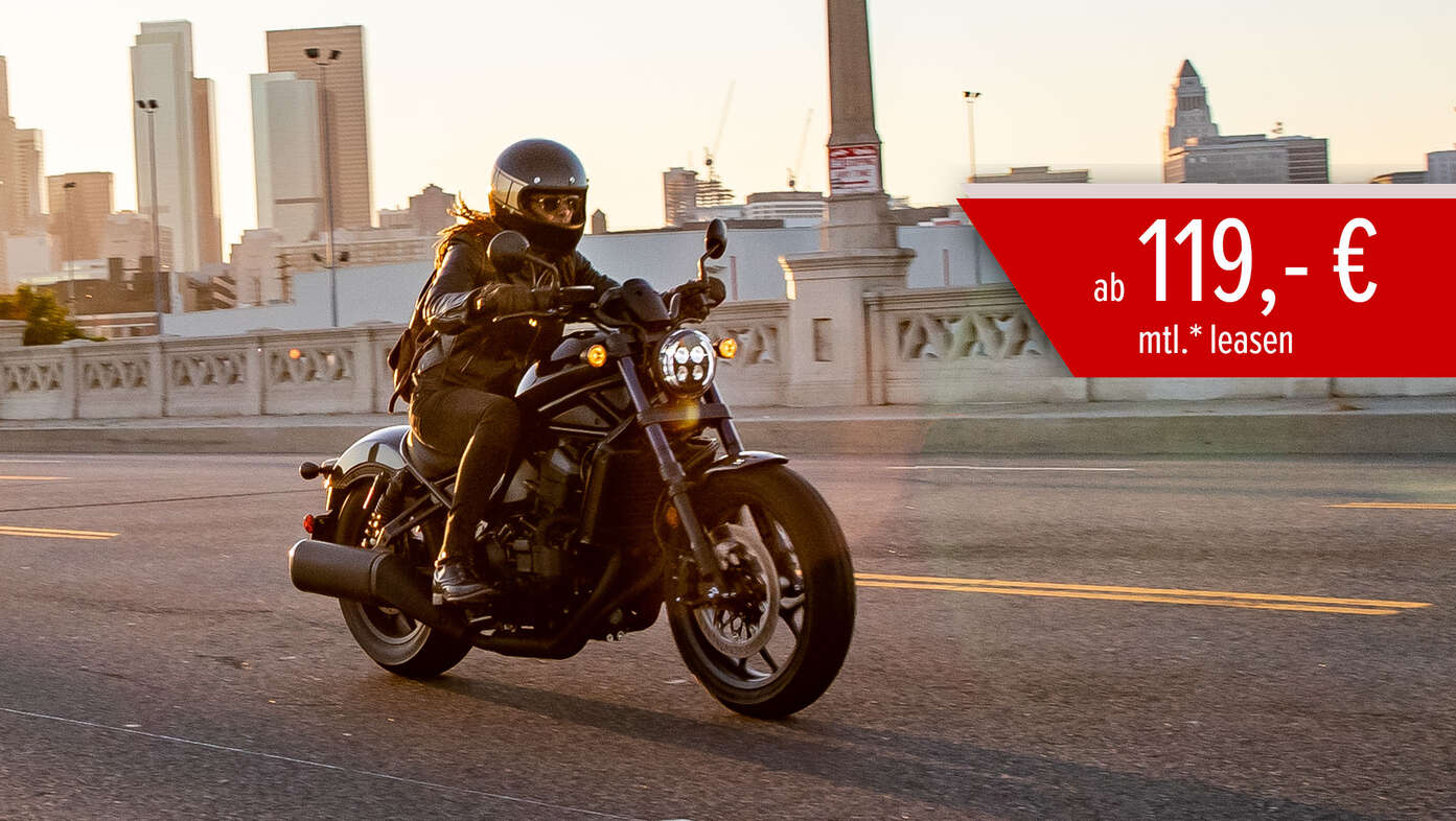 CMX1100 Rebel fährt über Brücke