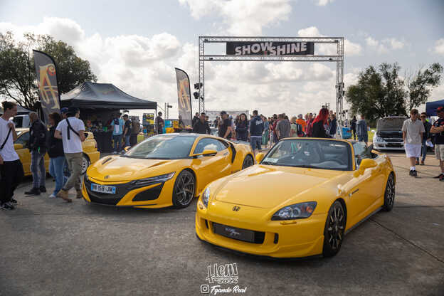 Ein gelber Honda NSX und ein gelber S2000 in einer Ausstellung beim Honda Euro Meet 2024, mit Passanten drumherum