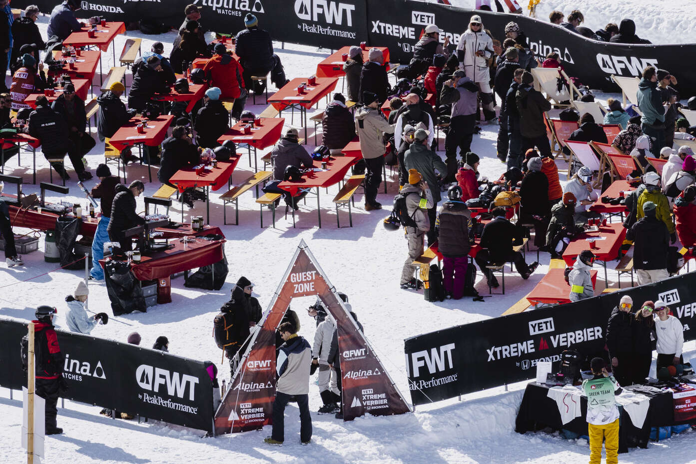 Blick von oben auf den VIP-Bereich des Xtreme Verbier by Honda