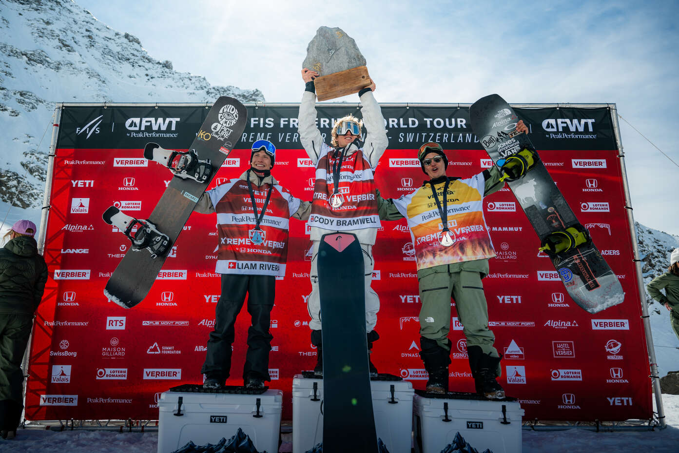 3 Snowboarder feiern ihren Podiumsplatz beim Xtreme Verbier by Honda