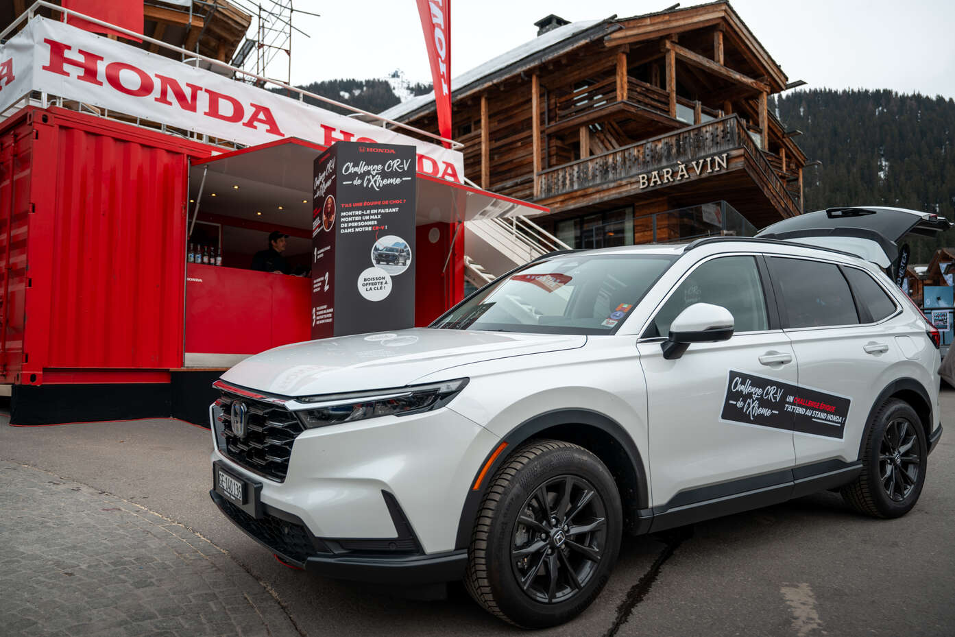 Honda-Stand an der Rue de Médran in Verbier mit dem CR-V Hybrid im Vordergrund