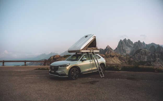 HR-V e:HEV Hybrid mit einem Dachzelt und den Dolomiten im Hintergrund