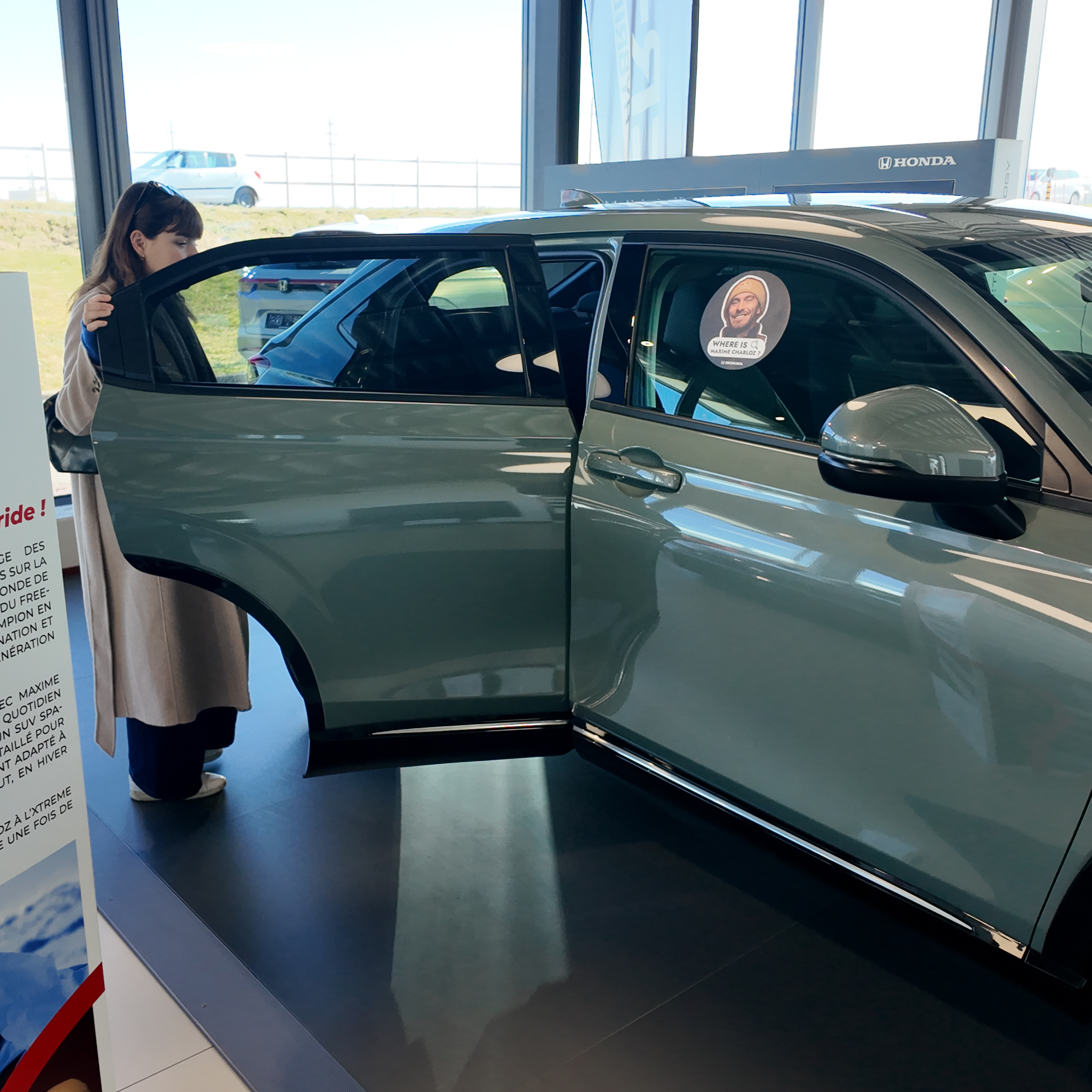 Honda HR-V im Autohaus mit einem Aufkleber „Where is Maxime“