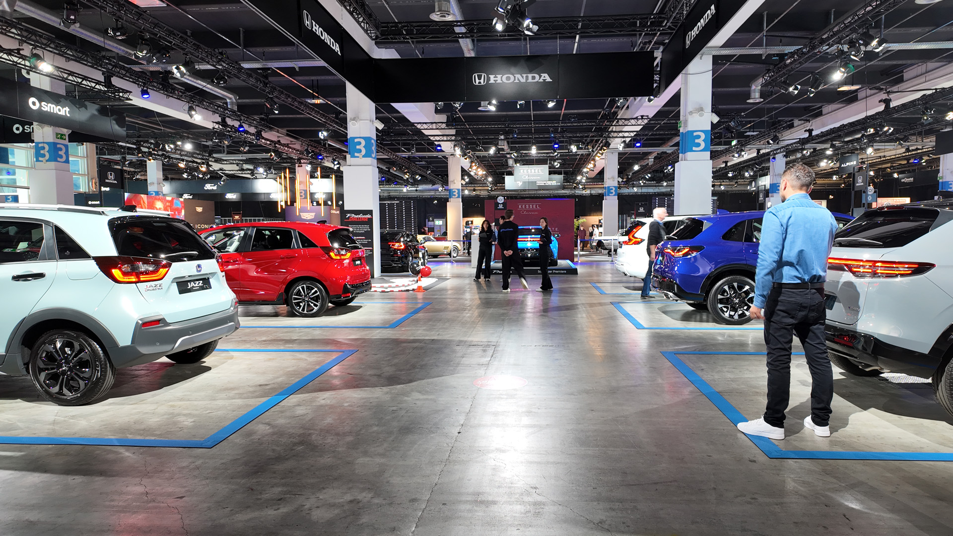 Honda-Stand an der Auto Zürich 2025 mit Heckansicht des Jazz Crosstar, Jazz, HR-V, ZR-V und CR-V
