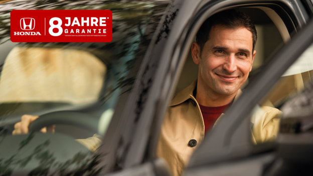 Ein lächelnder Mann am Steuer eines geparkten Honda, dessen Tür offen steht und auf dem das Logo „8 Jahre Garantie“ zu sehen ist