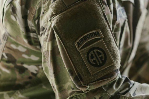 Zoom auf die Militäruniform eines Schweizer Soldaten