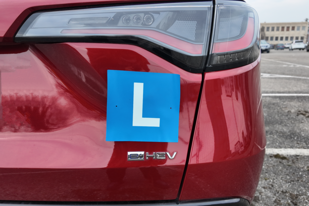 L-Zeichen auf dem Rücksitz eines Honda-Autos