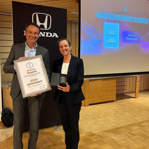 Schweizer Händler, der seine Sales-Auszeichnung erhält. 