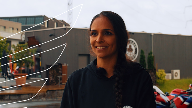 Mannequin sur une moto circulant sur piste de course.