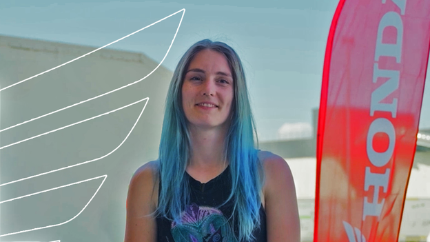 Conducteur de moto circulant dans une rue.