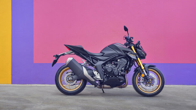 Honda C1000R mit Fahrern auf der Straße