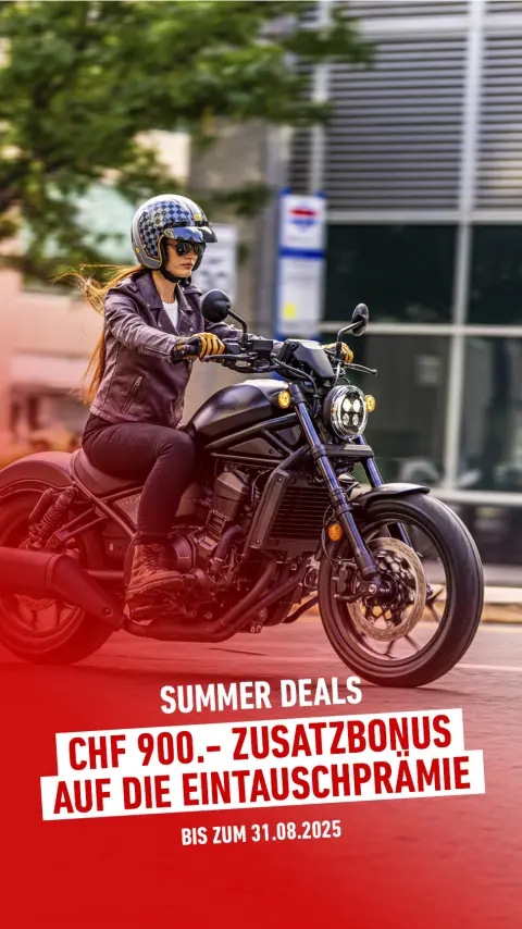 Drei Honda CMX1100 Rebel in bebauter Umgebung.