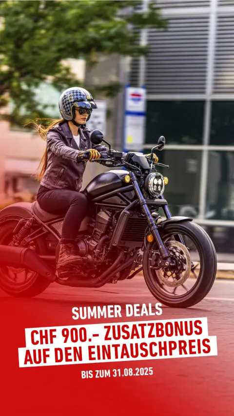 Drei Honda CMX1100 Rebel in bebauter Umgebung.