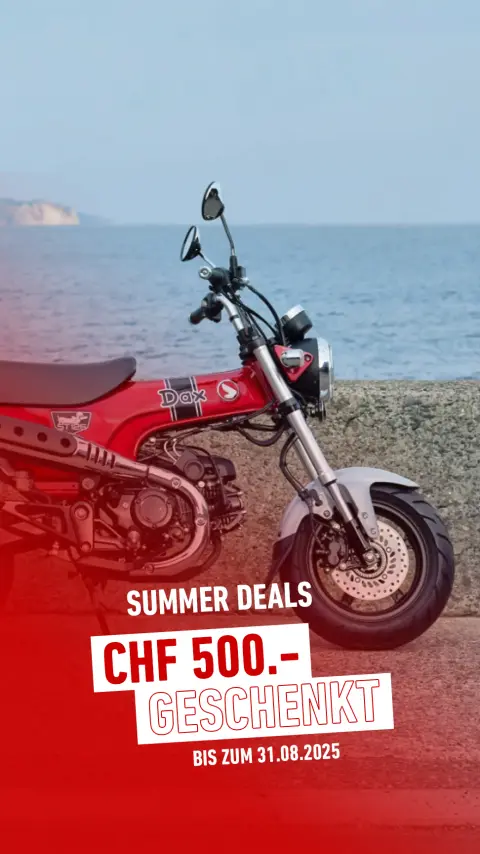 Dax 125 abgestellt, Seitenansicht mit Fahrer und Sozius