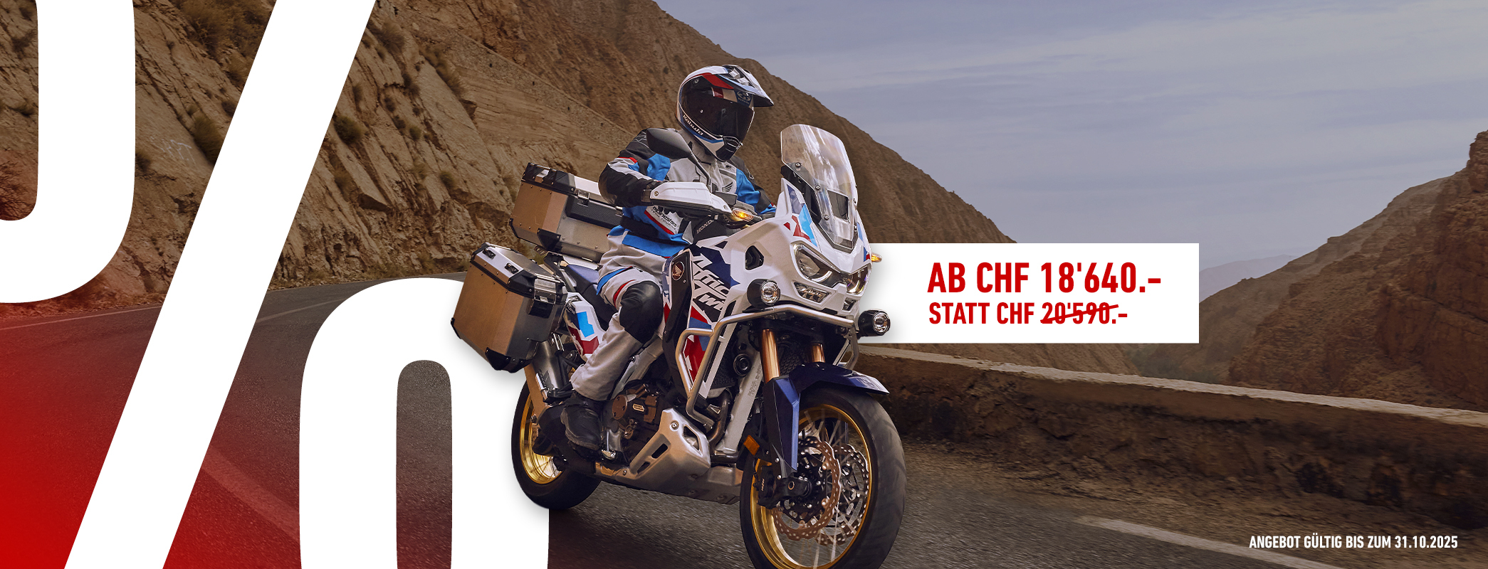 Motorradfahrer auf einer Africa Twin mit Promotion und % im Hintergrund